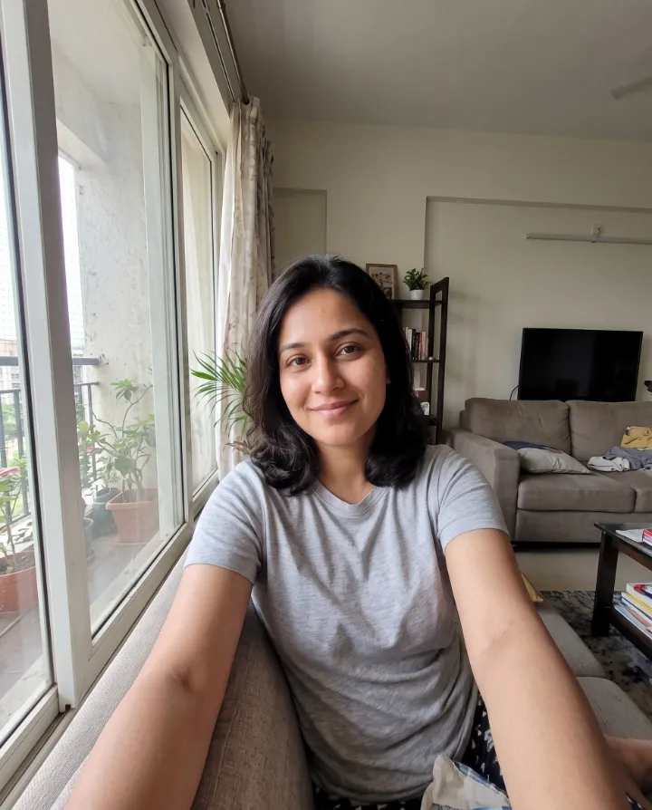 The same selfie zoomed out, with more of the room added around her